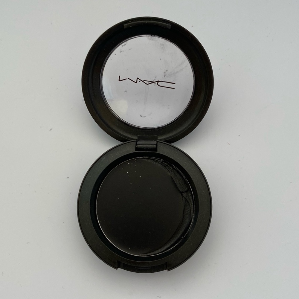 MAC Cosmetics Eyeglass in Tarmac